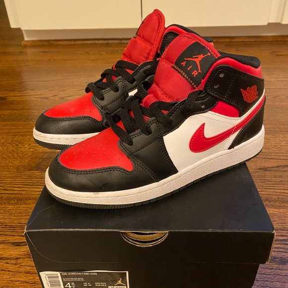 Youth 4.5 black/fire red-white// Air Jordan 1 Mid - Picture 2 of 4